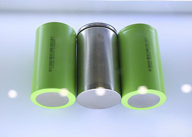 Large size cylindrical battery 